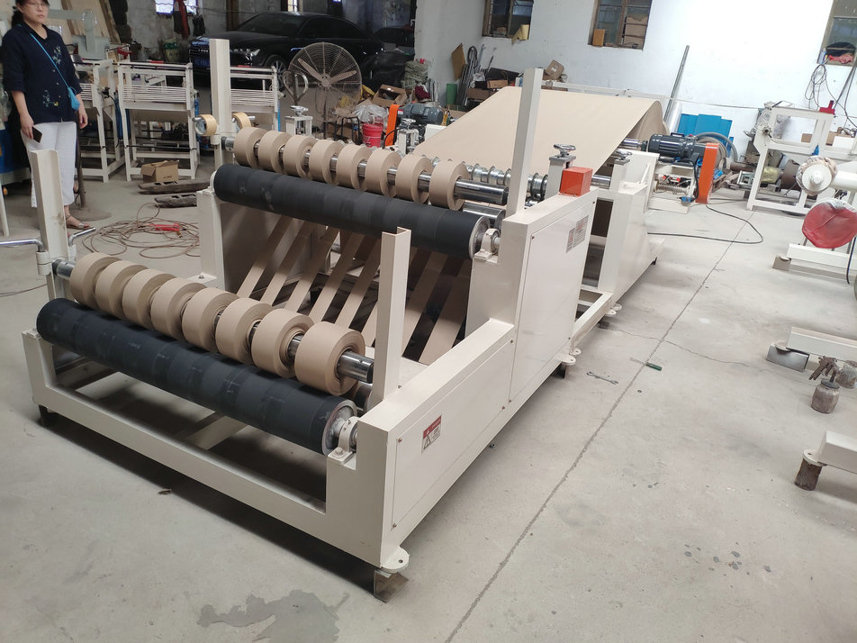 Kraft jumbo roll slitting machine